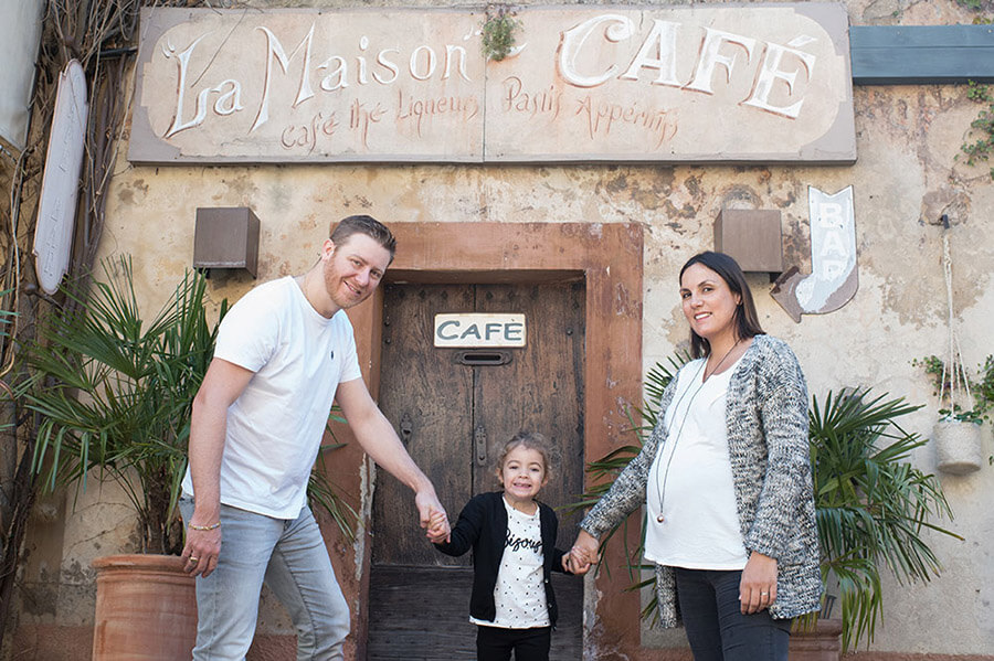 En famille au café.