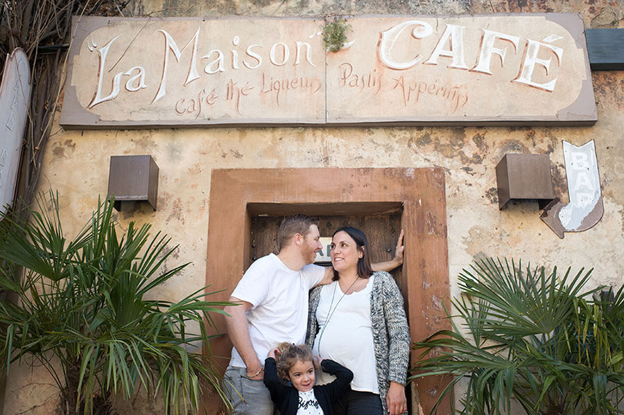 En famille à la maison du Café à Lourmarin.