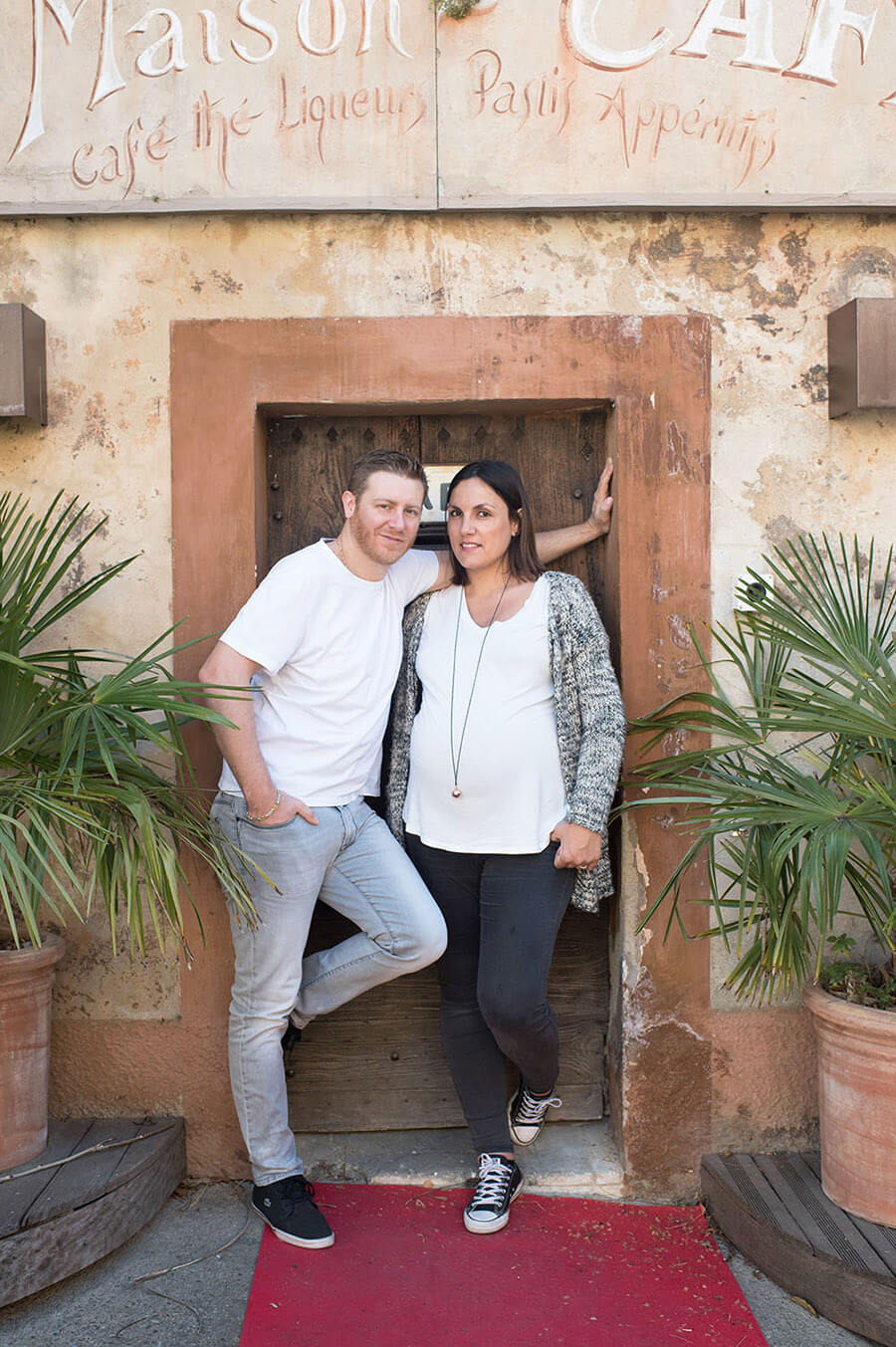 Couple posant devant la maison du café à Lourmarin.