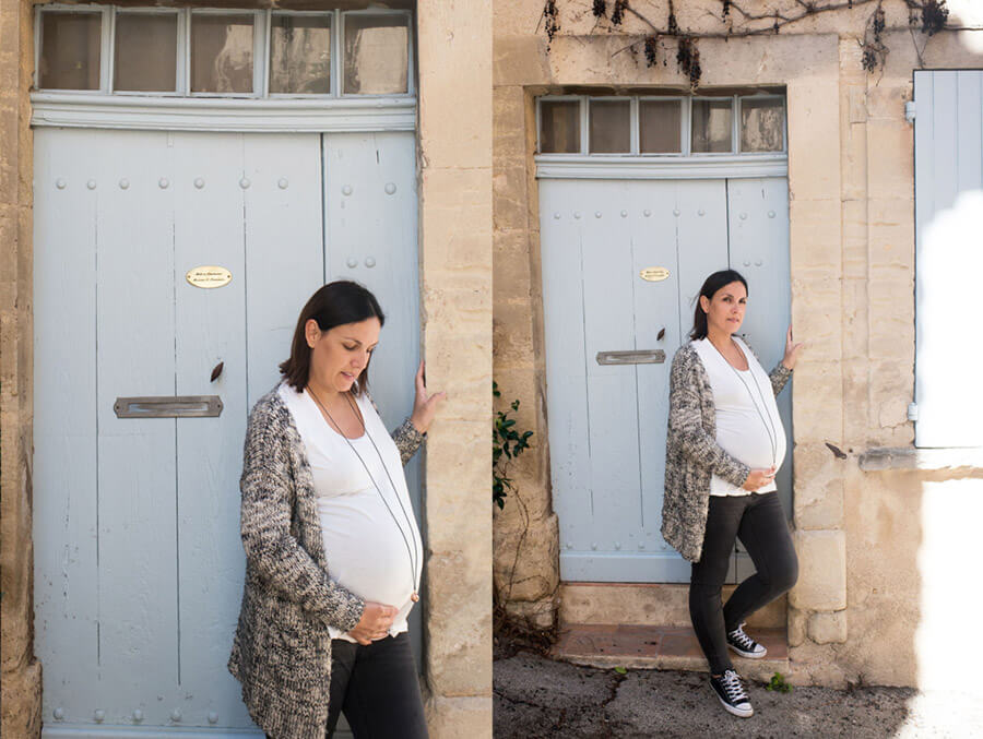 Portrait femme enceinte devant une jolie porte bleue.