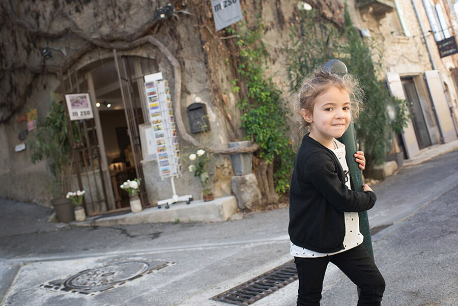 Enfant jouant avec un poteau.