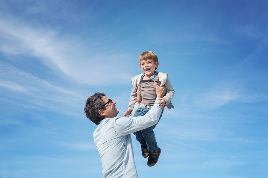 Photo fils et père entrain de jouer .