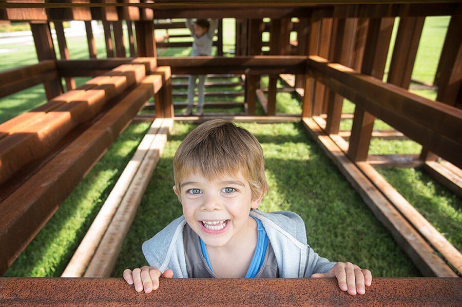 Portrait d'une enfant entrain de jouer dans une œuvre d'art.