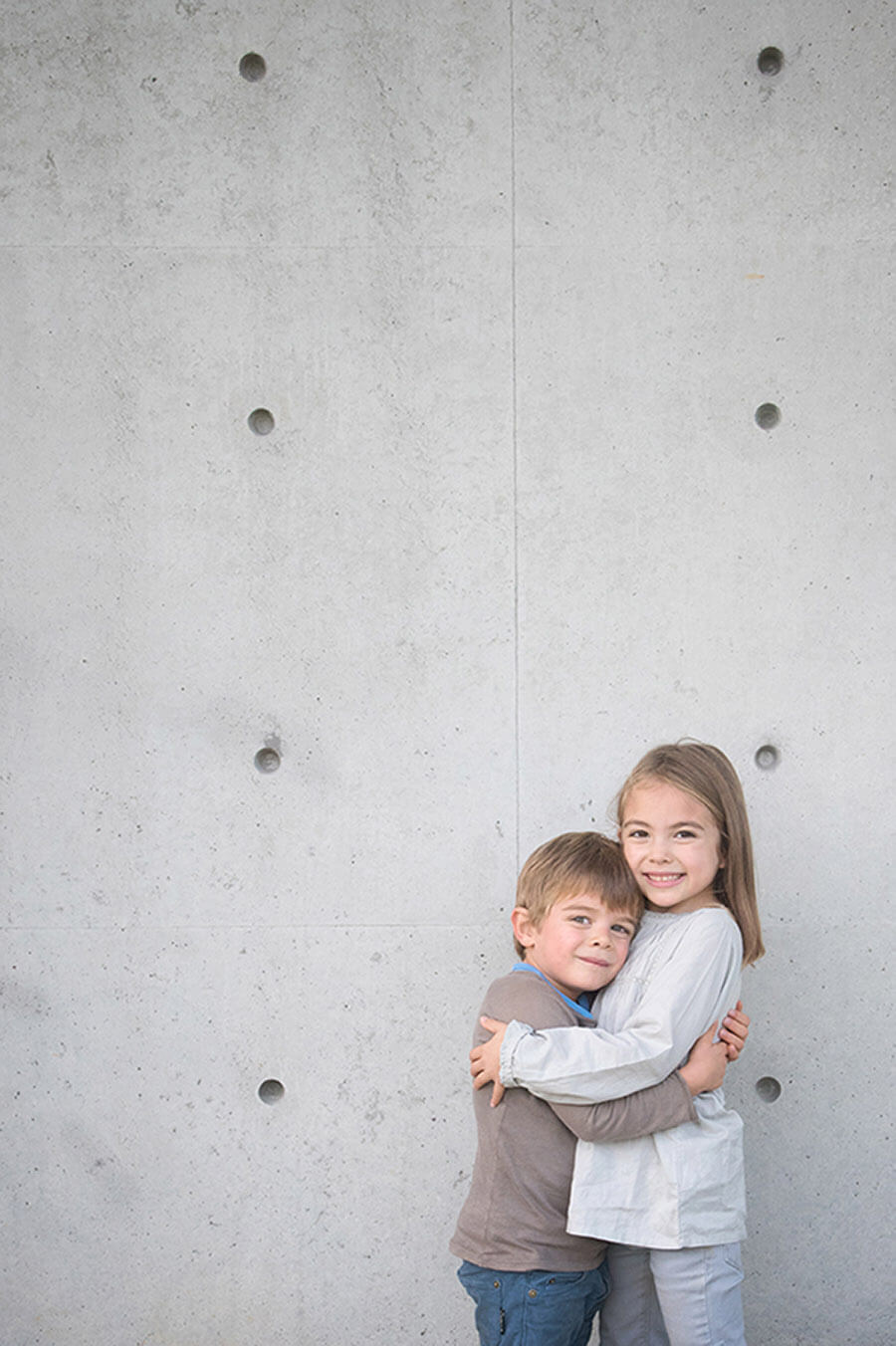 Photo fratrie devant le mur de Tadao Ando