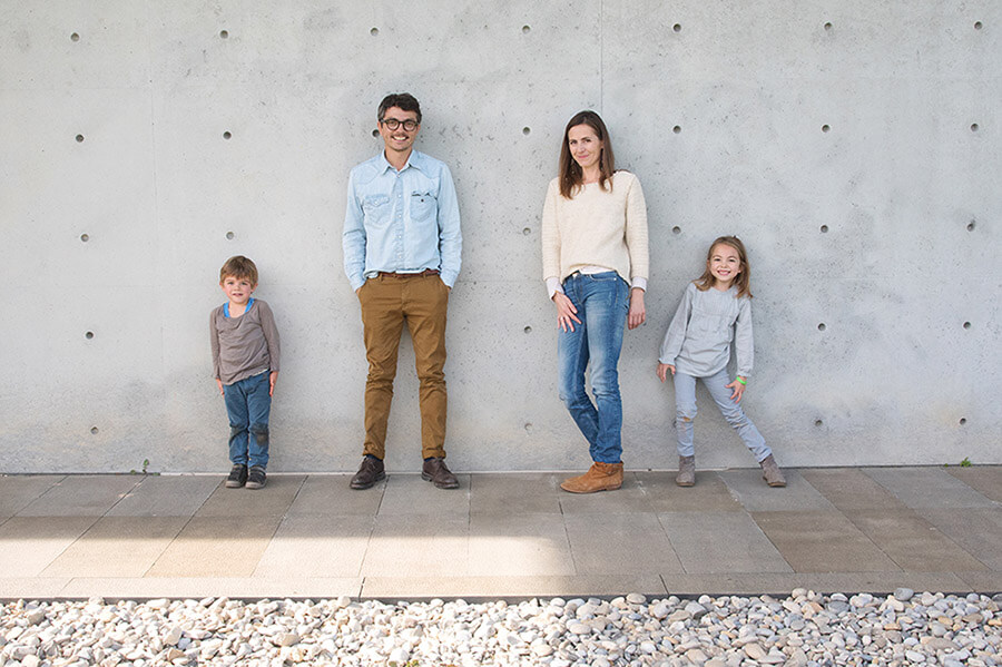 Portrait de famille devant le mur de Tadao Ando.
