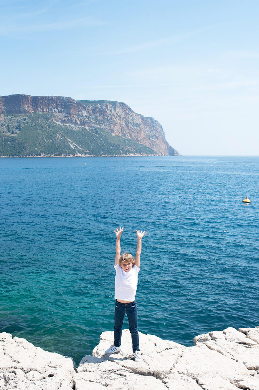 Haut les mains. Photo rigolote devant la mer.