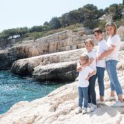 Séance photo famille Cassis devant la mer.