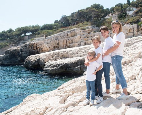 Séance photo famille Cassis devant la mer.