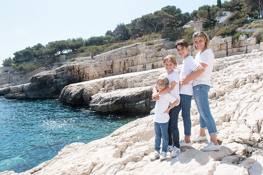 Séance photo famille Cassis devant la mer.