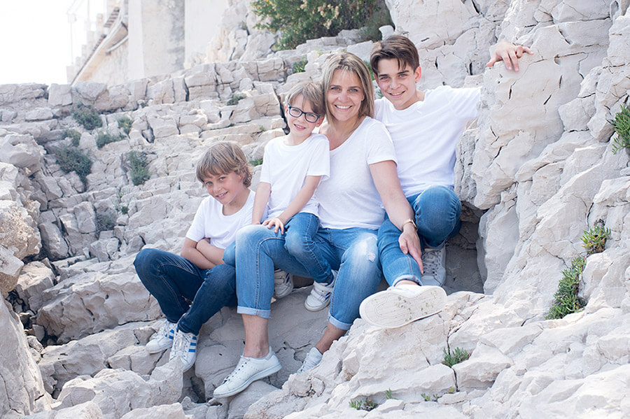 Séance photo famille Cassis. Tous les quatre devant l'objectif. Souvenir de famille.