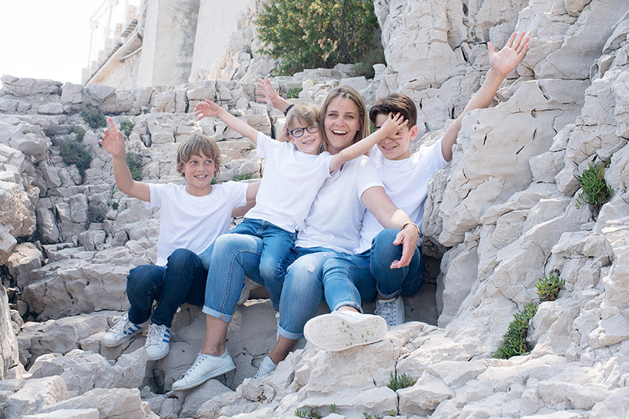 Séance photo famille Cassis. Pose photo en famille.