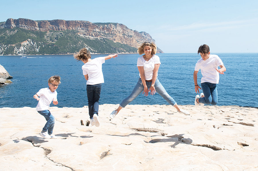 Séance photo famille Cassis. Jump en famille. Photo originale famille.