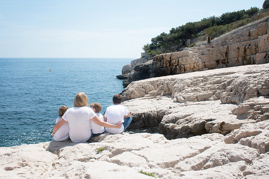 Séance photo famille Cassis. Ensemble devant la mer.