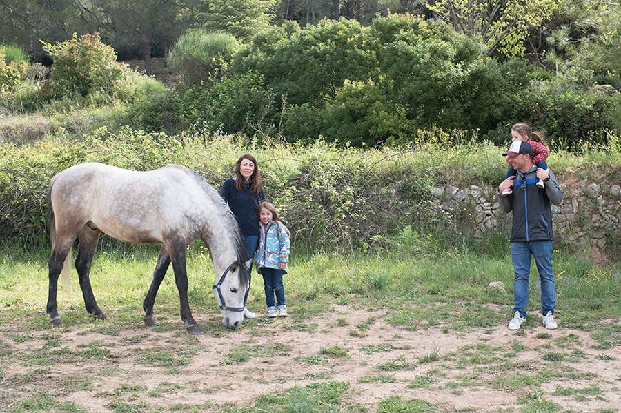 Photographe famille Pertuis Aix Marseille. Séance photo famille cheval bandol