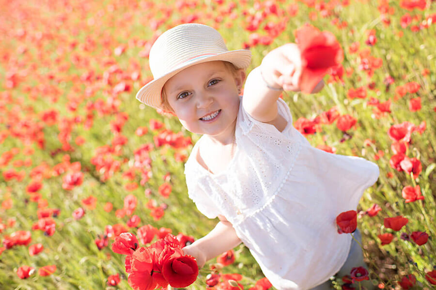 Portrait enfant coquelicots.