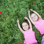 Portrait de deux sœurs au milieu des coquelicots.