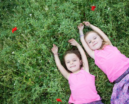 Portrait de deux sœurs au milieu des coquelicots.