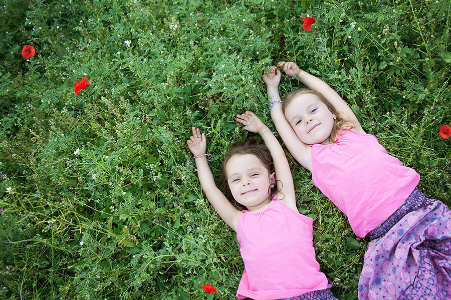 Portrait de deux sœurs au milieu des coquelicots.