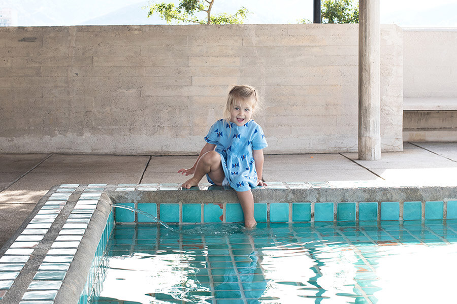 Photo d'enfant jouant dans la pataugeoire du Corbusier.