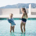 Portrait d'enfants dans la piscine du Corbusier.