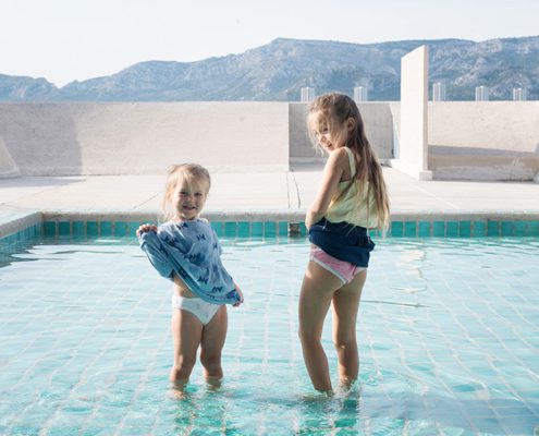 Portrait d'enfants dans la piscine du Corbusier.