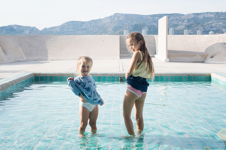 Portrait d'enfants dans la piscine du Corbusier.