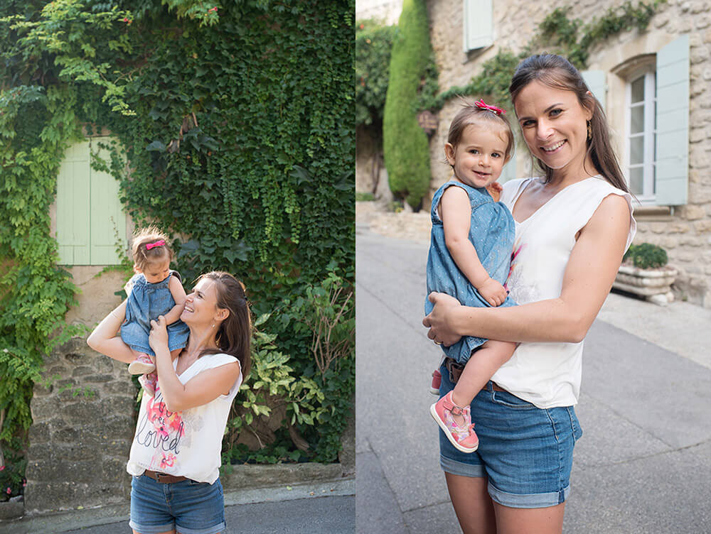 Séance photo famille Luberon. Maman souriant à son enfant de un an. Photo prise dans une ruelle d' Ansouis.