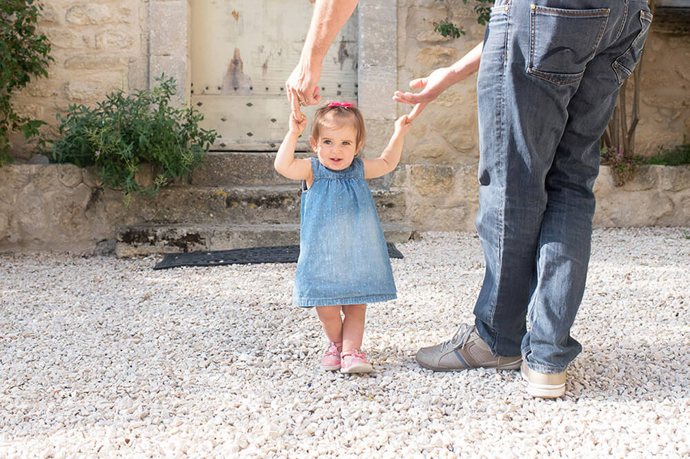 Séance photo famille Luberon. Apprendre à marcher.