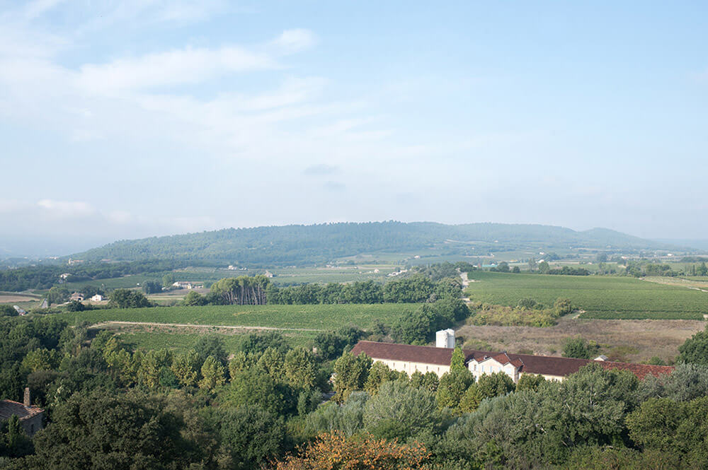 Vue d'Ansouis sur la vallée. Vue panoramique.