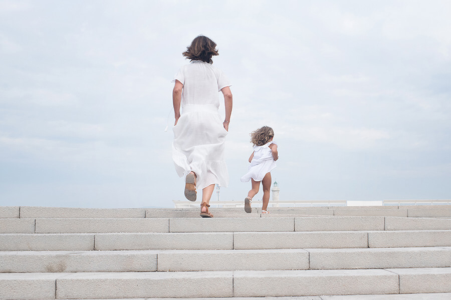 Une mère qui court pour rattraper sa petite fille.