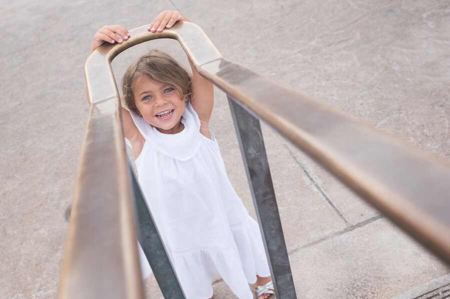 Séance famille Mucem. Sourire d'enfant.