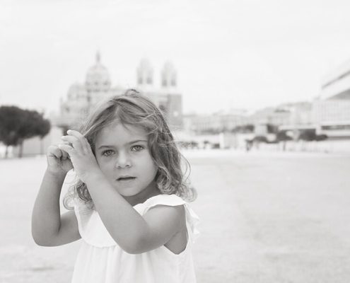 Portrait d'enfant en N et B devant la Major.