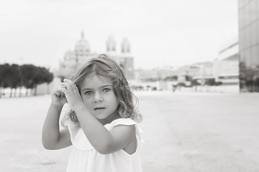 Portrait d'enfant en N et B devant la Major.