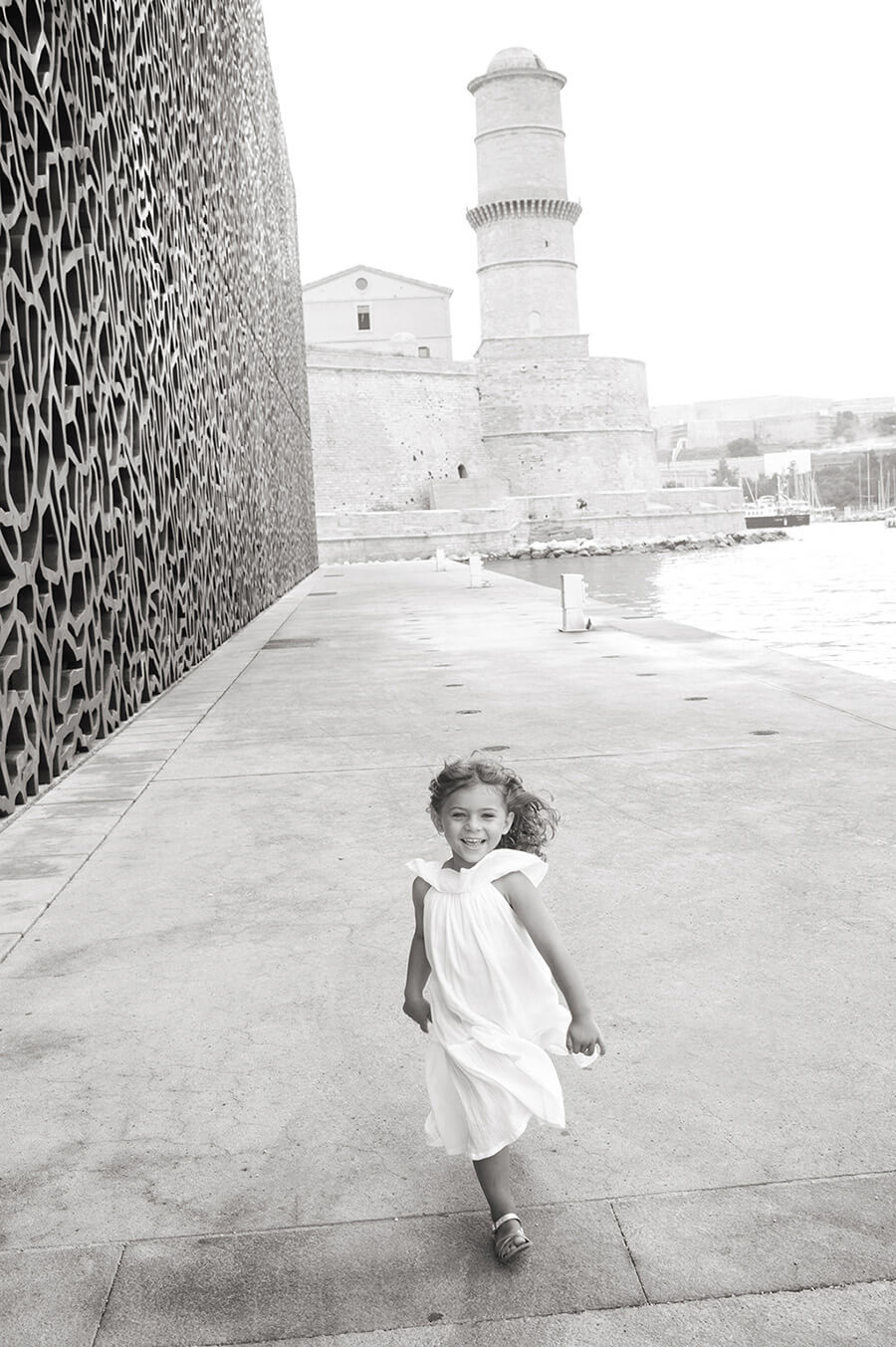 Enfant entrain de courir sur le parvis du Mucem.