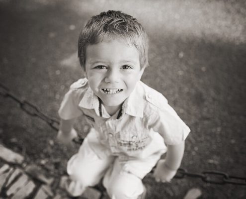 Portrait enfant NB jouant dans la rue.