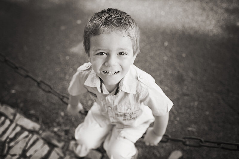 Portrait enfant NB jouant dans la rue.