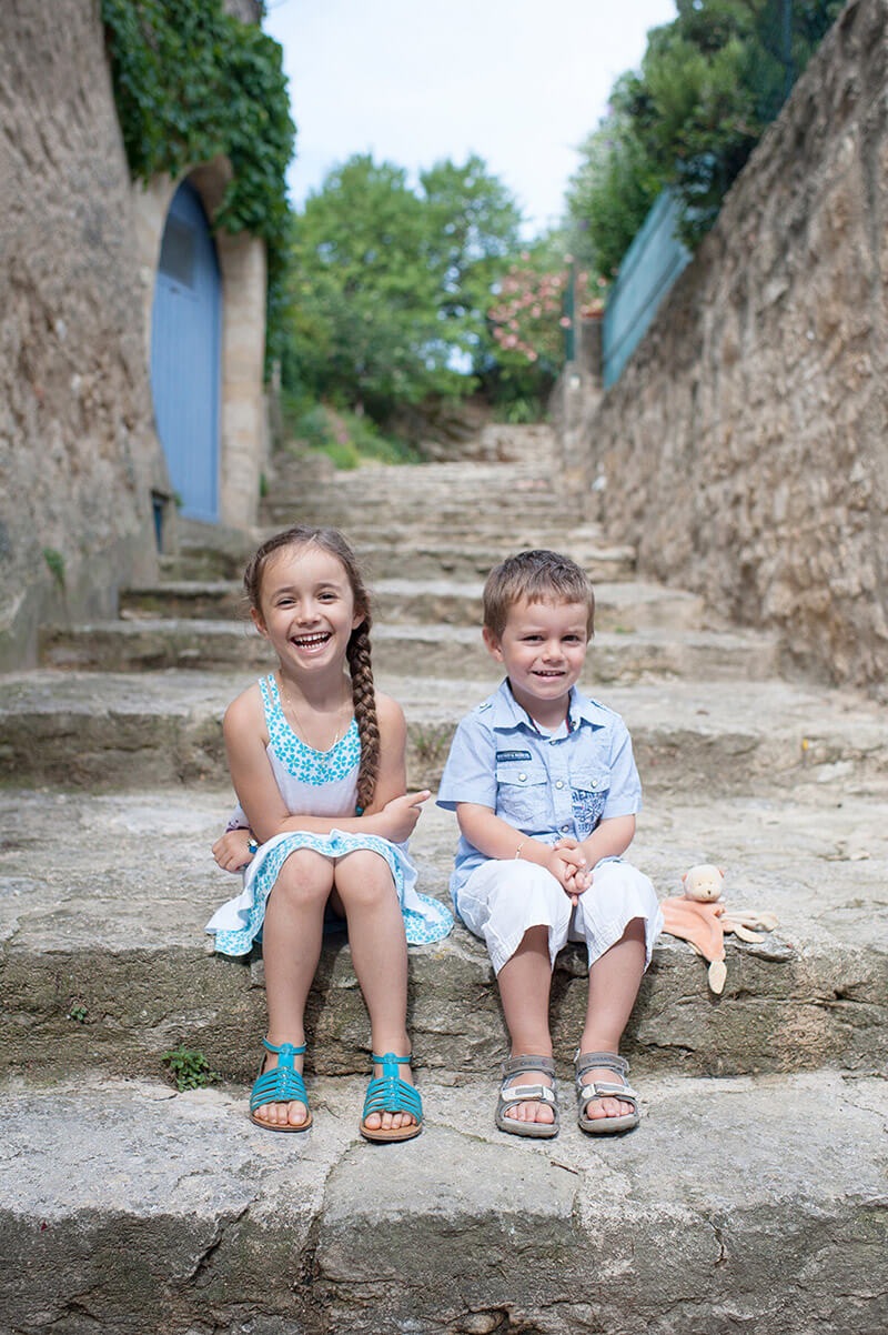 Portrait enfants sur les marches du château à Cucuron.