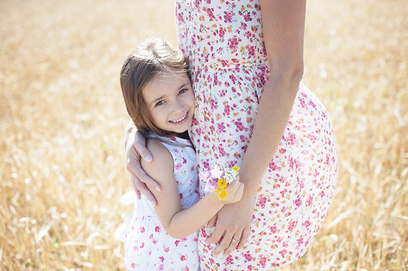 Portrait champêtre d'une jeune fille avec sa maman.