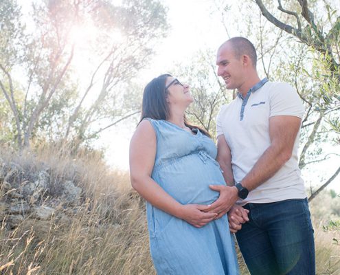 Portrait d'un jeune couple attendant son premier enfant à Saint-Chamas