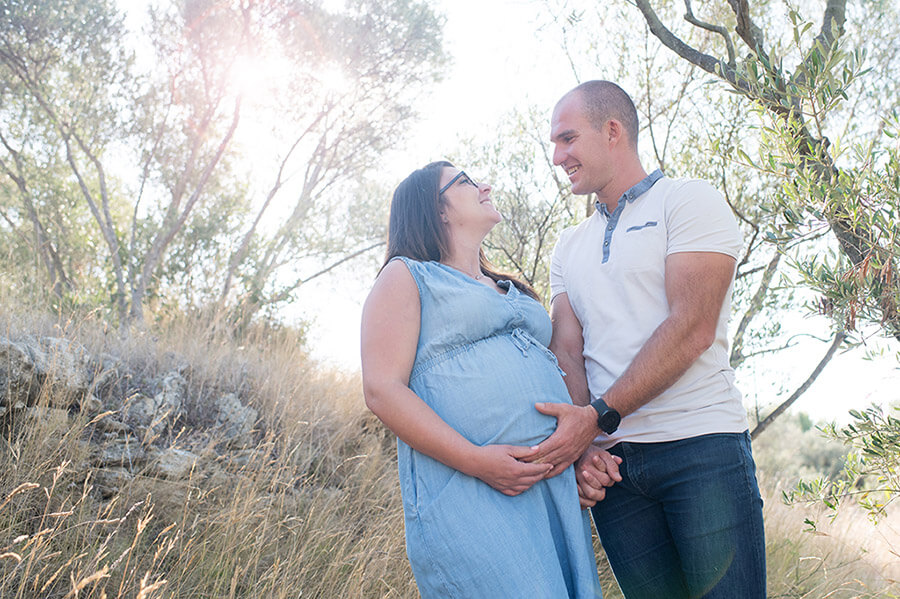 Portrait d'un jeune couple attendant son premier enfant à Saint-Chamas