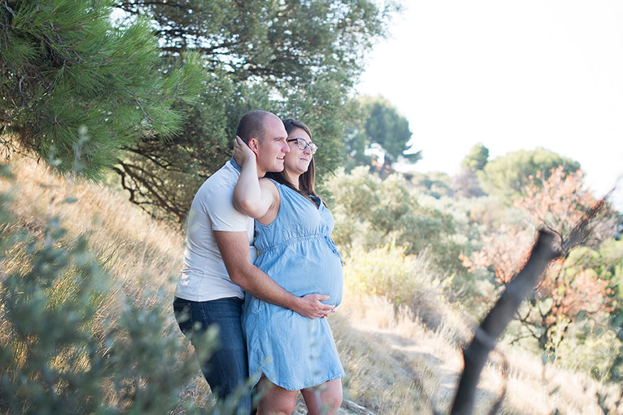 Jeune couple amoureux à Saint-Chamas.