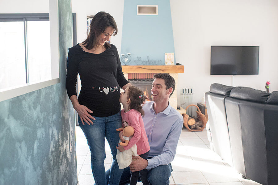 Portrait famille dans le salon.