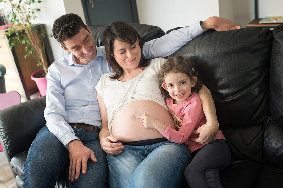 Tous devant l'objectif pour le souvenir de grossesse.