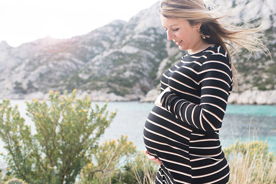 Zoom sur une femme enceinte à Sormiou.