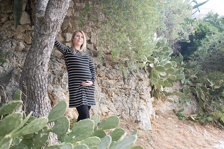 Portrait d'une femme enceinte dans un décor de cactus.