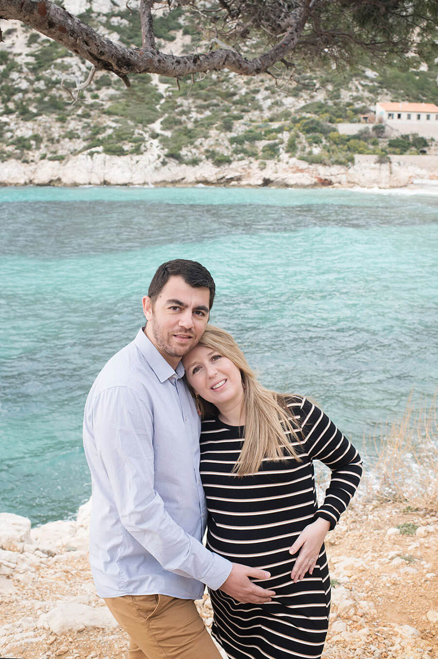 Futurs parents enlacés devant la mer à Sormiou.