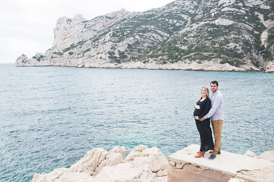 Couple face à la mer. Calanque de Sormiou.