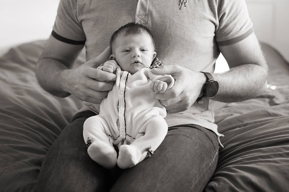 Portrait de naissance en noir et blanc.