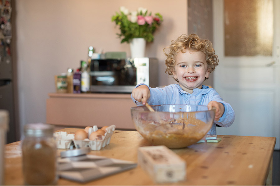 Photo d'enfant entrain de touiller sa pâte à gâteau.