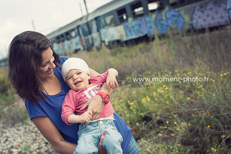 Photo devant un train tagué.